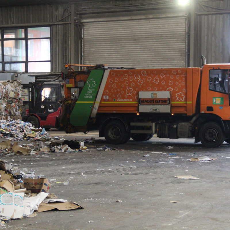 Nápojové kartony z barevných kontejnerů jsou sváženy na dotřiďovací linku, kde mohou být skladovány na hromadě vedle papírů i plastů.