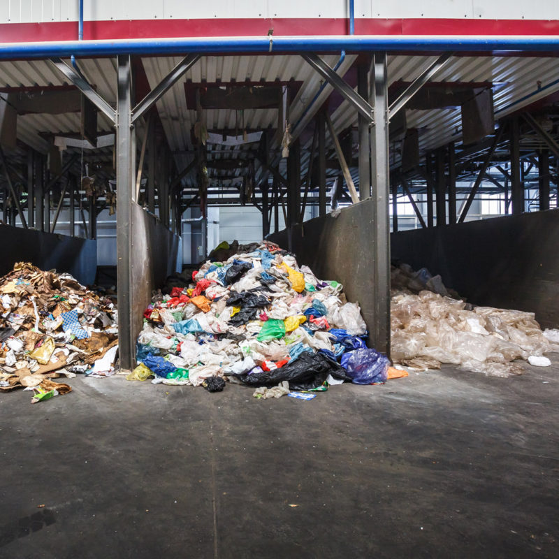 Pod shozy z třídící kabiny se hromadí jednotlivé skupiny dotříděných plastů .