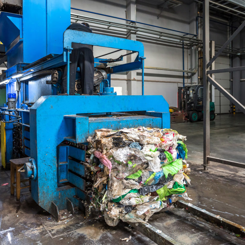 Jednotlivé skupiny dotříděných plastů jsou lisovány do balíků určených k přepravě.