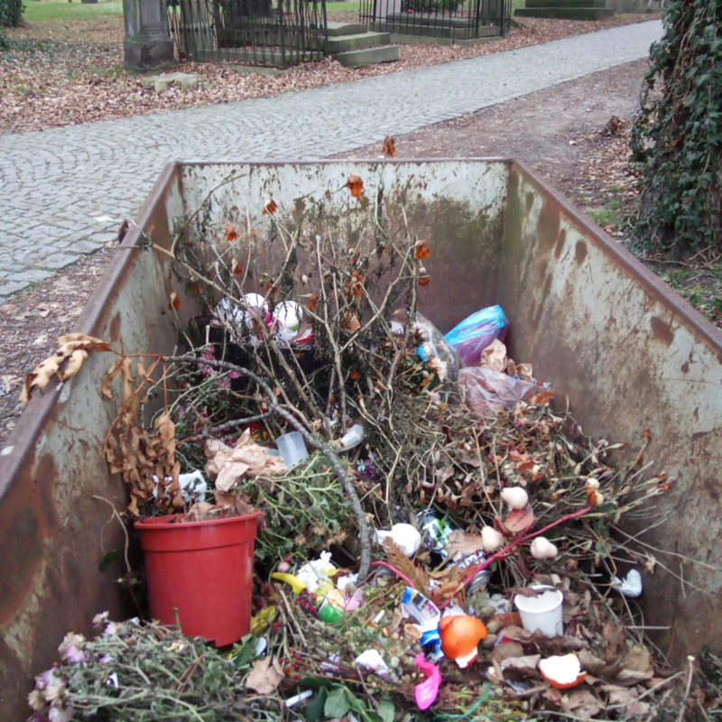 Další složkou komunálních odpadů souvisejících s provozem obce jsou odpady ze hřbitovů. Jedná se o kombinaci biologicky rozložitelného odpadu se zbytky věnců a svíček. Tedy odpad, který nelze jednoduše dotřídit.