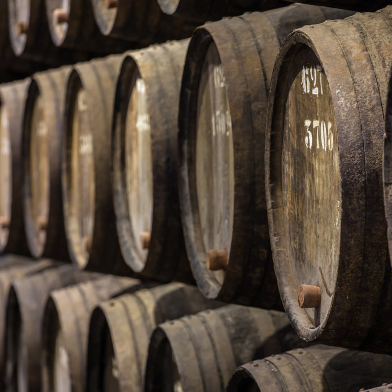 V procesu výroby vína je podstatnou částí zrání v sudech. Tradiční sudy jsou dřevěné o objemech v řádech stovek, tisíců i desetitisíců litrů.