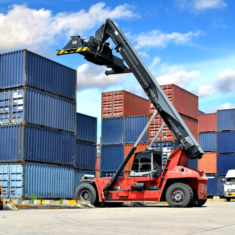 Lodní kontejnery jsou největším druhem "obalů", které se opakovaně využívají k transportu zboží po celém světě. K jejich manipulaci se využívají velké nakladače a jeřáby.