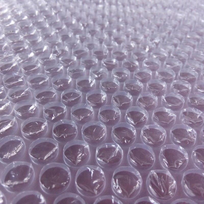 Bublinková folie je jedním z nejčastějších ochranných materiálů při přepravě křehkých věcí. Bublinkové fólie jsou tedy hojně využívány zejména při stěhování.