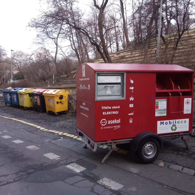 Pojízdný kontejner na elektroodpady a textil může být přemisťován dle potřeby.