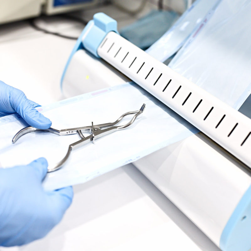 V nemocnicích jsou hojně využívány plastové obaly k zajištění udržení sterilních nástrojů. Díky obalům jsou nástroje bezpečně připraveny k využití kdykoliv.