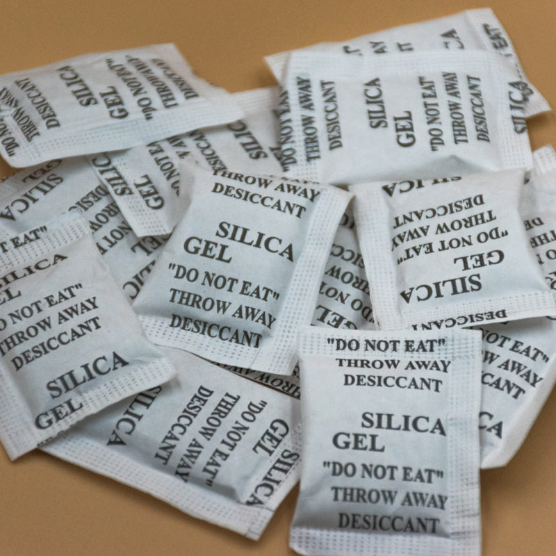 Silica gel se využívá jako doplněk obalů zboží zvláště náchylného na vlhkost. Tyto sáčky absorbující vlhkost můžete nalézt nejen u elektroniky, obuvi a oblečení.