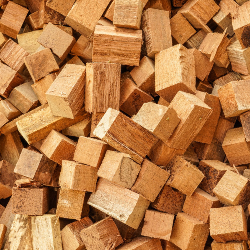Dřevěné odřezky z nábytkářské výroby mohou být využity alternativně, např. jako stavebnice. Častější je však materiálové využití na dřevotřískové desky a organické nebo energetické využití.