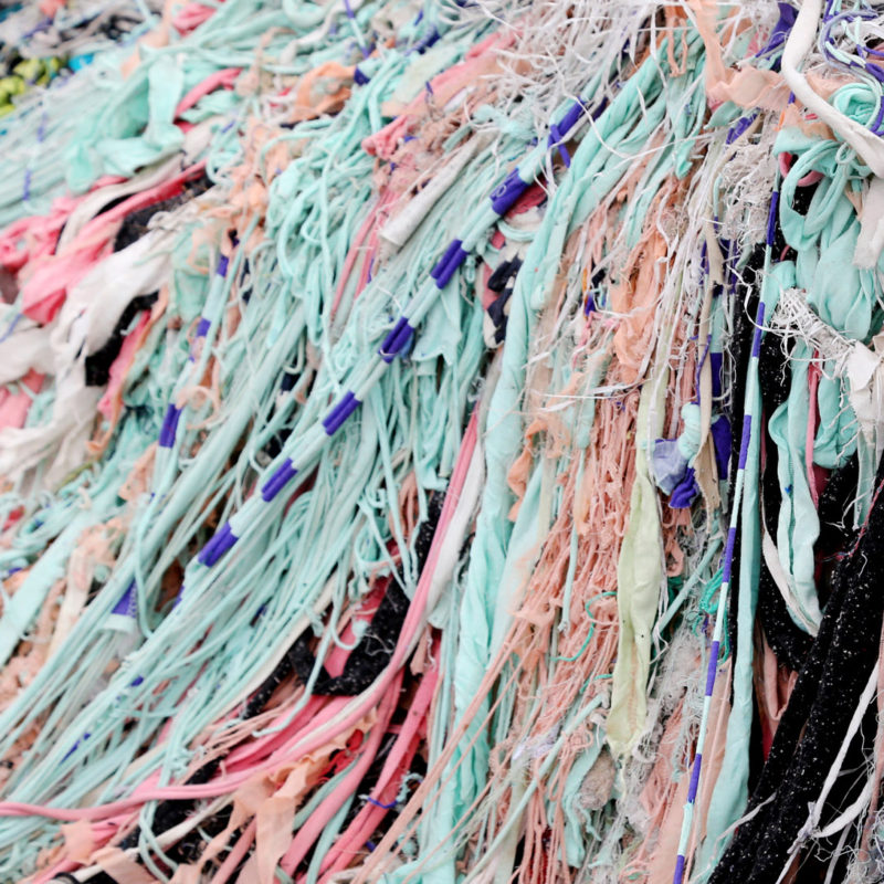 Větší odřezky textilu mohou využít nezávislí tvůrci v rámci upcyklace. Menší odřezky a větší množství materiálů je možné jak recyklovat, tak využít energeticky.