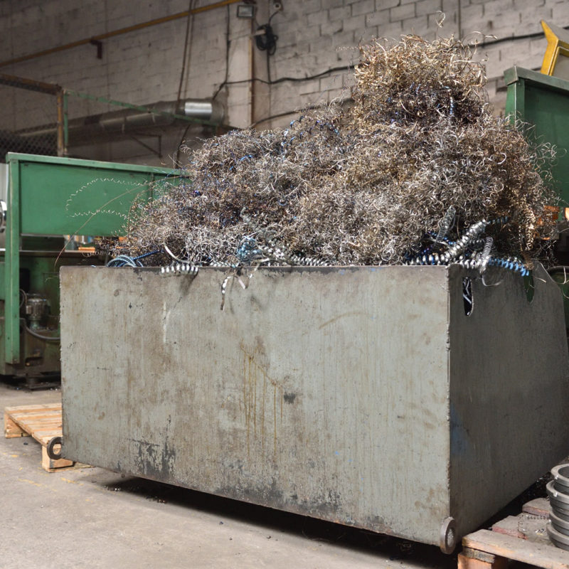 Železné špony a piliny jsou odpadem z obrábění kovů. Po slisování mohou být rovnou přepraveny k recyklaci.