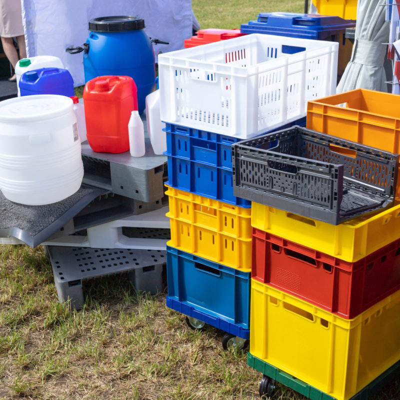 Plastové barely a přepravky jsou ukázkou dalšího využití plastů v obalovém průmyslu. Vysoká variabilita není jen ve tvarech a rozměrech, ale také v barvách.