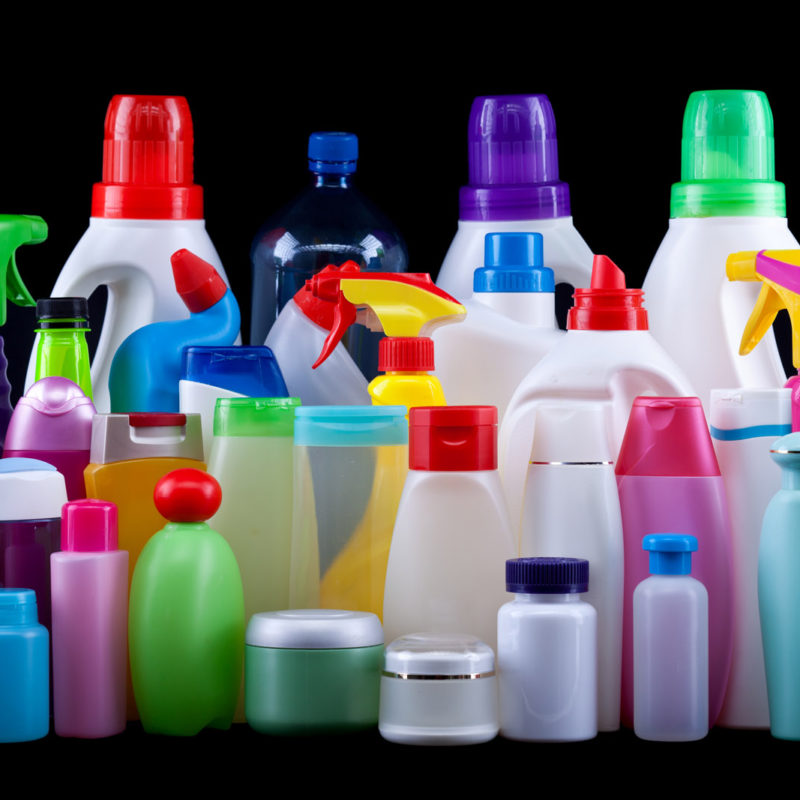 Plastových lahví a dóziček nalezneme nepřeberné množství. Nejrozšířenějšími materiály pro jejich výrobu jsou PP, PET a HDPE.