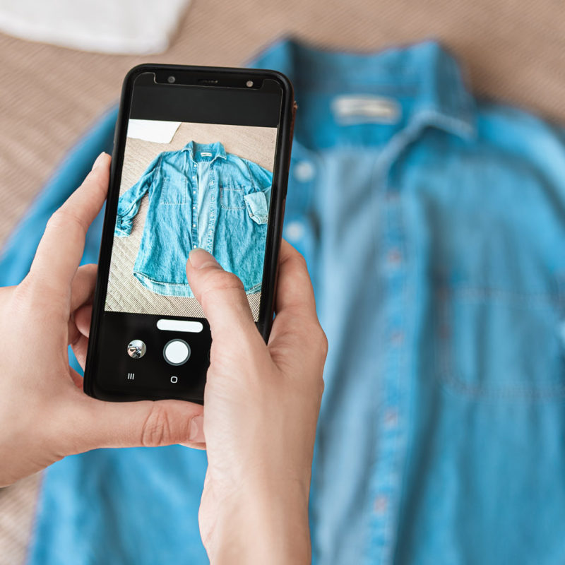 Při obnově šatníku se můžeme zaměřit na internetové bazary a jiné aplikace určené k nabídce i nákupu oblečení.