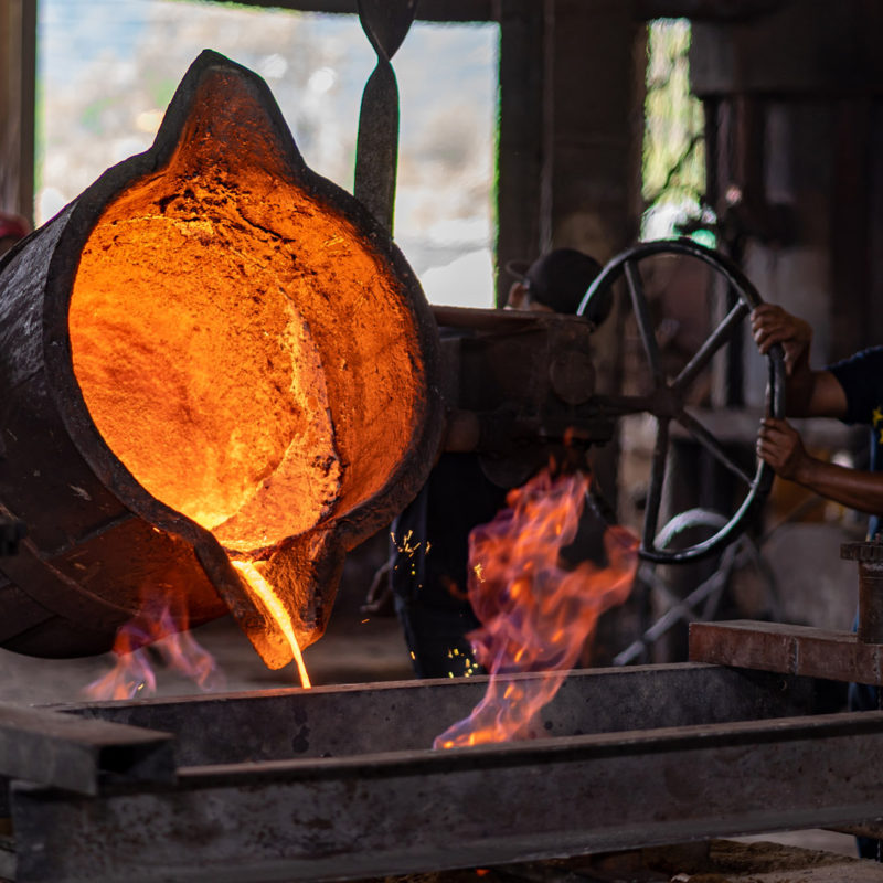 Roztavený kov se obvykle odlévá do forem, kde vznikají takzvané ingoty.