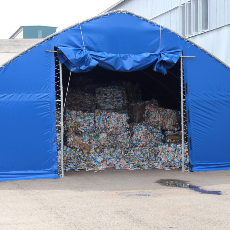 Dostatečná zásoba nápojových kartonů pro recyklaci je skladována v areálu zpracovatele chráněná před deštěm.