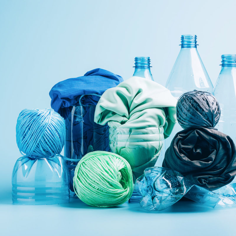 Ukázka recyklovaných výrobků vyrobených z PET lahví. Textil, provazy, nové PET.