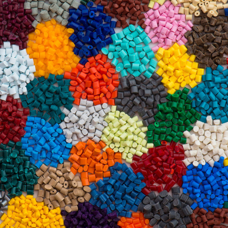 Plasty mohou mít díky dodaným pigmentům rozmanité barvy.