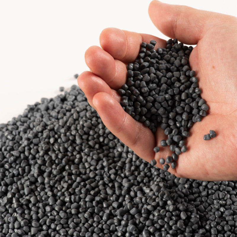 Nejčastější je výroba velmi tmavých až černých regranulátů, i drobné znečištění zbarví regranulát do šeda. Vyrobit čirý regranulát je téměř nemožné.