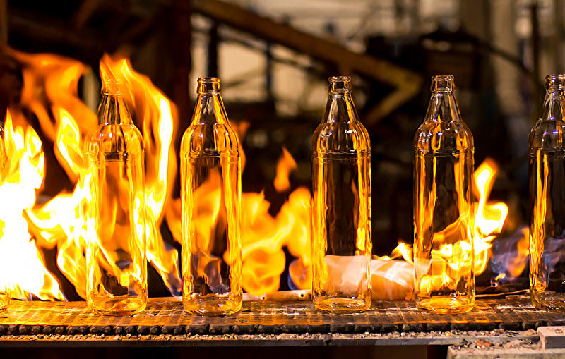 Aby skleněné lahve nepraskly teplotním šokem, dochází k pomalému ochlazování v chladící peci.