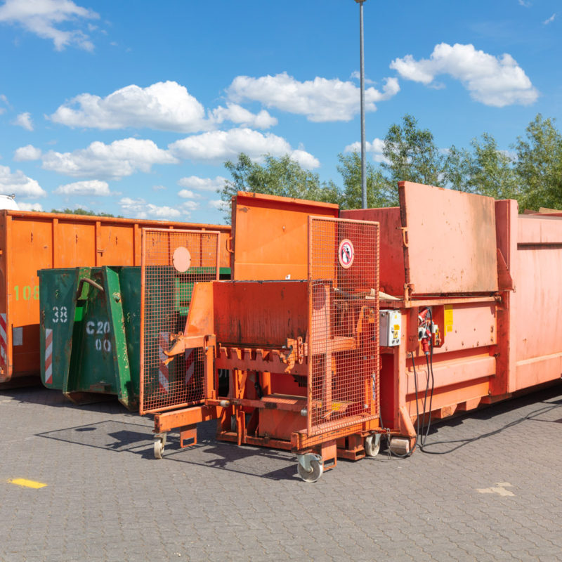 Některé kontejnery na sběrných dvorech mohou být vybaveny lisem, který odpad hutní.