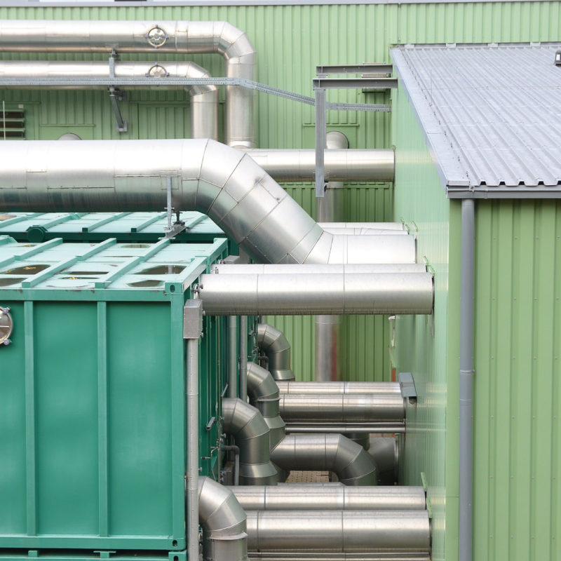 Skládkový plyn v kogenerační jednotce slouží jako palivo pro motor, který pohání generátor a vyrábí elektrickou energii.