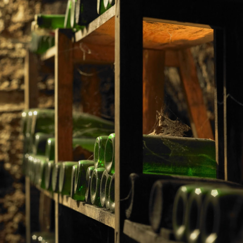 Sklo vykazuje výborné bariérové vlastnosti. Z toho důvodu se pro archivaci vína využívají právě skleněné lahve.