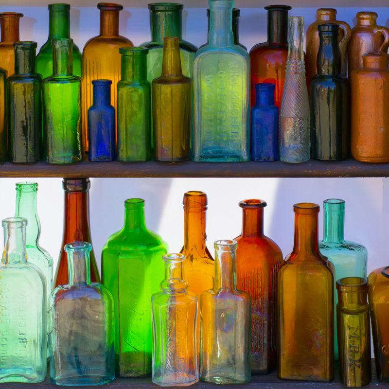 Skleněné lahve se využívají řadu let. Dlouhou dobu je také známo barvení skla.
