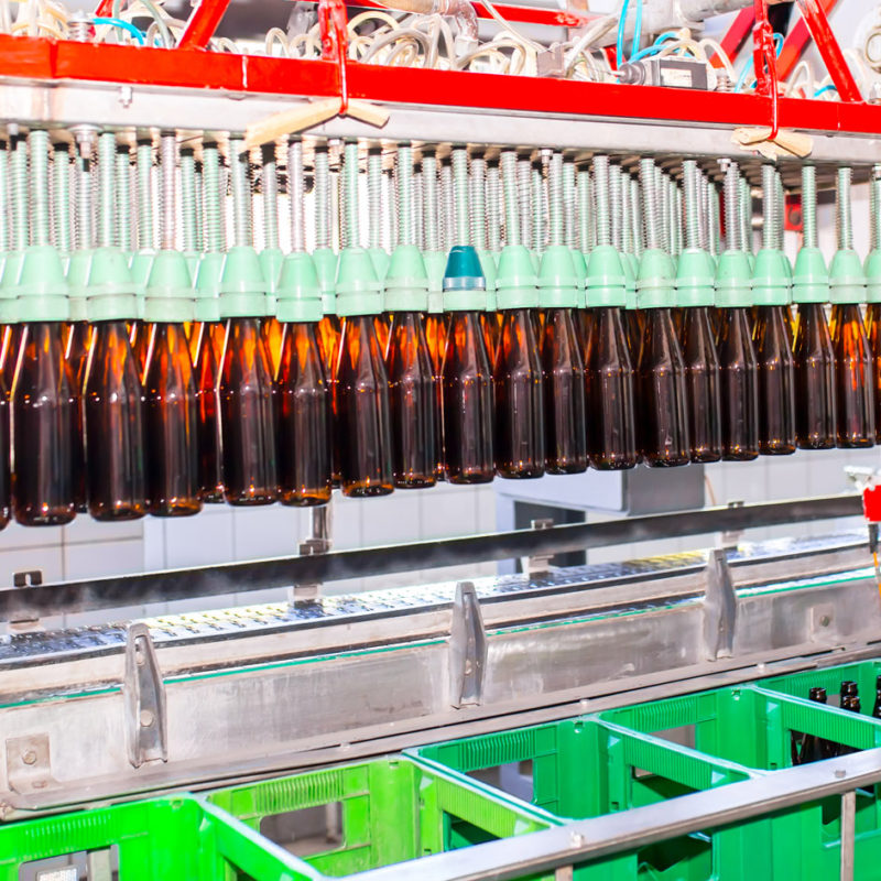 Hnědé skleněné lahve jsou typickým obalem pro pivo. Po naplnění jsou lahve umisťovány do plastových přepravek.