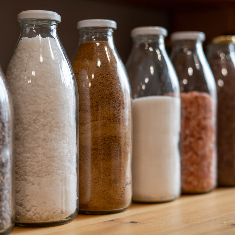 Skleněné lahve od mléka mohou být dále v domácnosti využívány na skladování sypkých potravin. Kromě opětovného využití lahví se jedná o netradiční designový doplněk.
