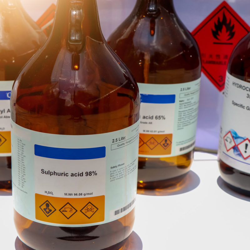 Zejména v laboratořích se využívá chemické odolnosti a stálosti skla. Řada chemických látek se ukládá právě do skleněných lahví.