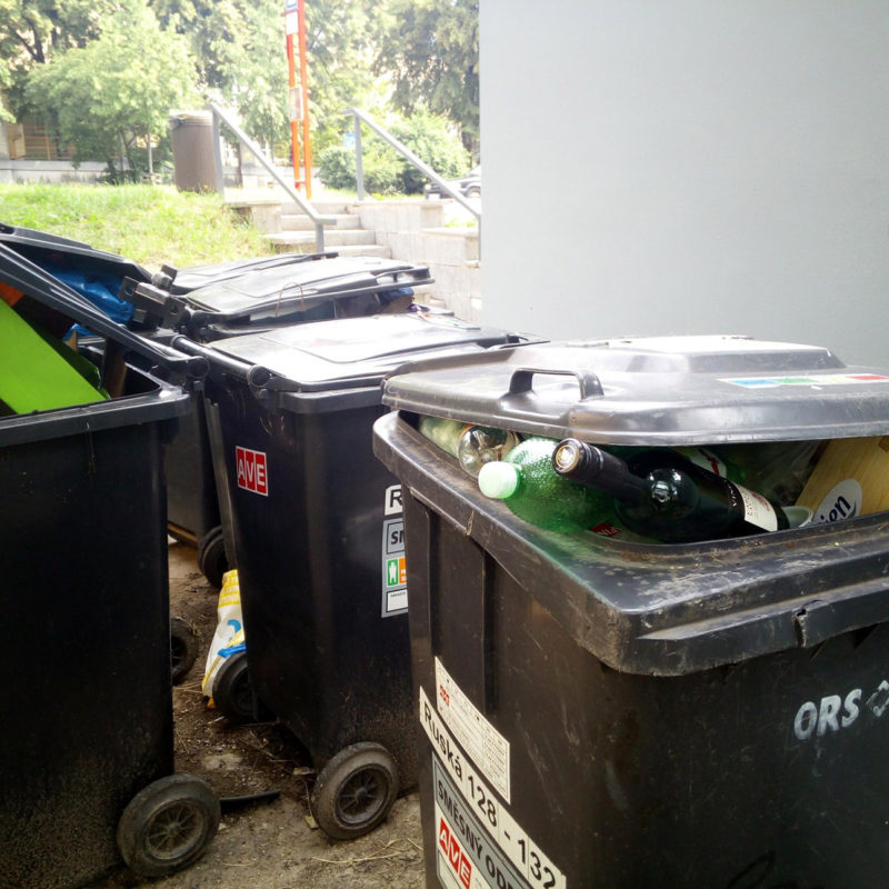 Někteří lidé bohužel zbytečně odkládají do obyčejných popelnic odpady, které by bylo možné vytřídit a zužitkovat.