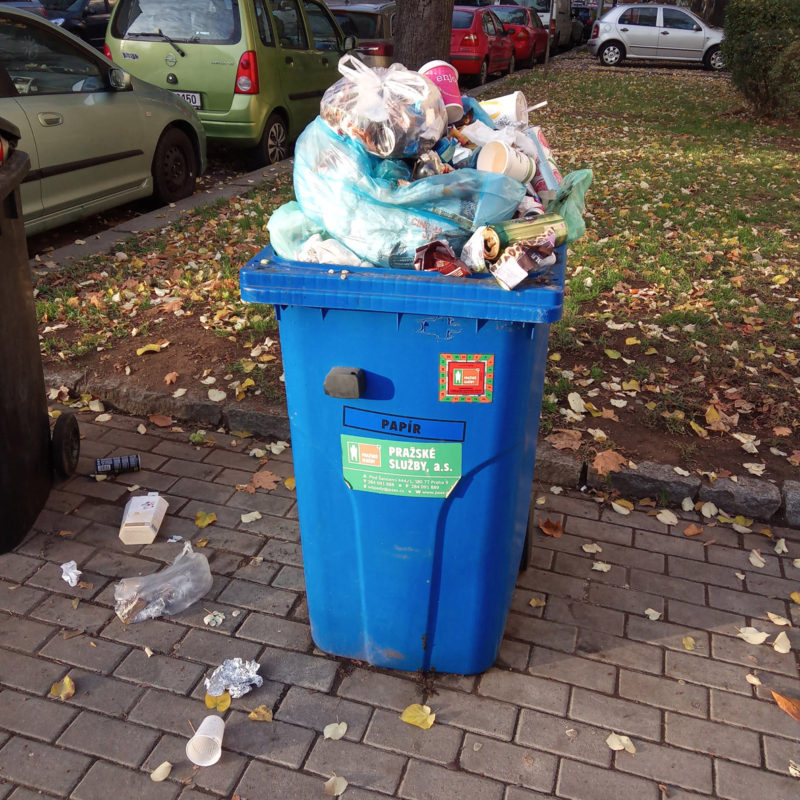 Ve chvíli, kdy popelnice nebo kontejner na tříděný odpad obsahují mnoho nečistot, není možné je vyvézt jinak než se směsným odpadem.