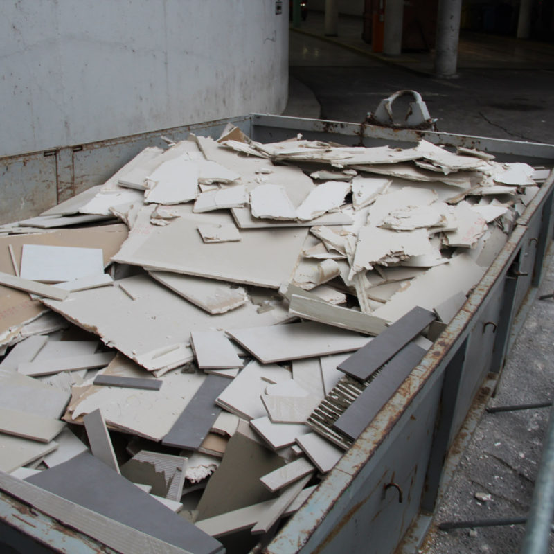 Stavební odpad na bázi sádry bývá obvykle sbírán odděleně od jiného stavebního odpadu.