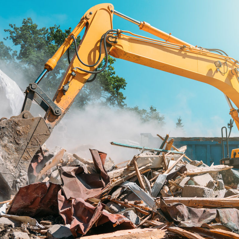 Odpadu z demolic se věnují specializované firmy. Dřevo může být využito materiálově i energeticky, cihly a beton recyklovány.