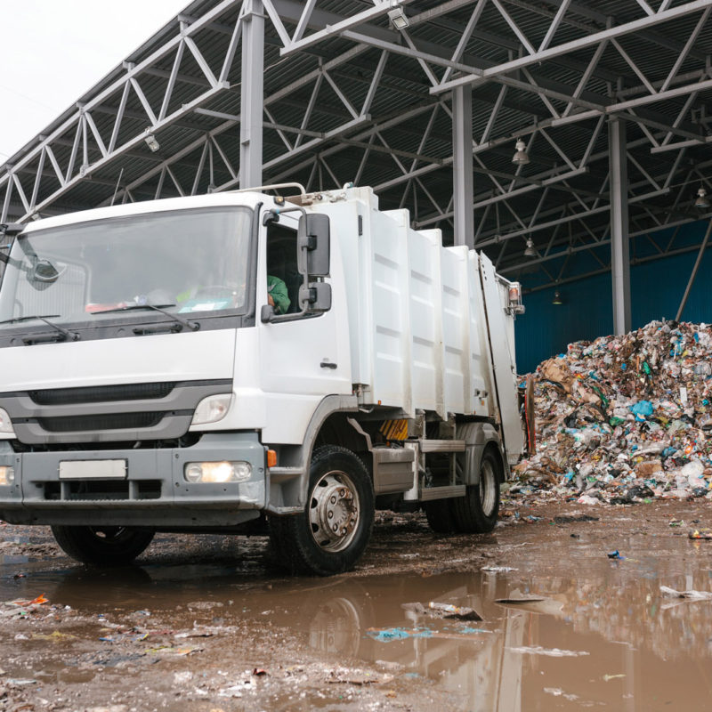 Vytříděné odpady sváží svozová vozidla na příslušné dotřiďovací linky nebo překladiště.