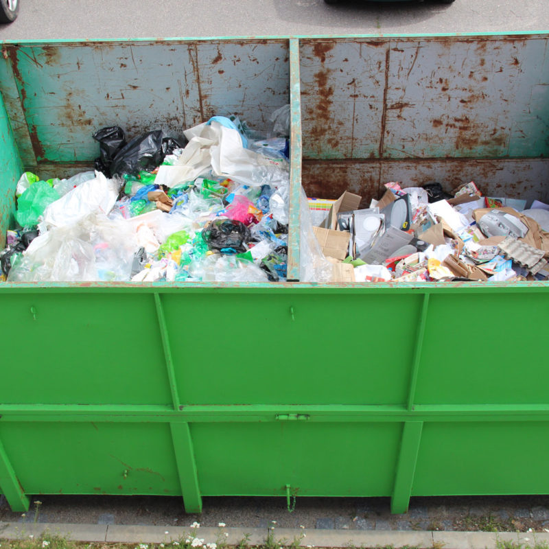 Nástavba automobilu svážejícího kontejnery se spodním výsypem může být dělena přepážkou a umožnit tak svoz dvou druhů odpadu zároveň.