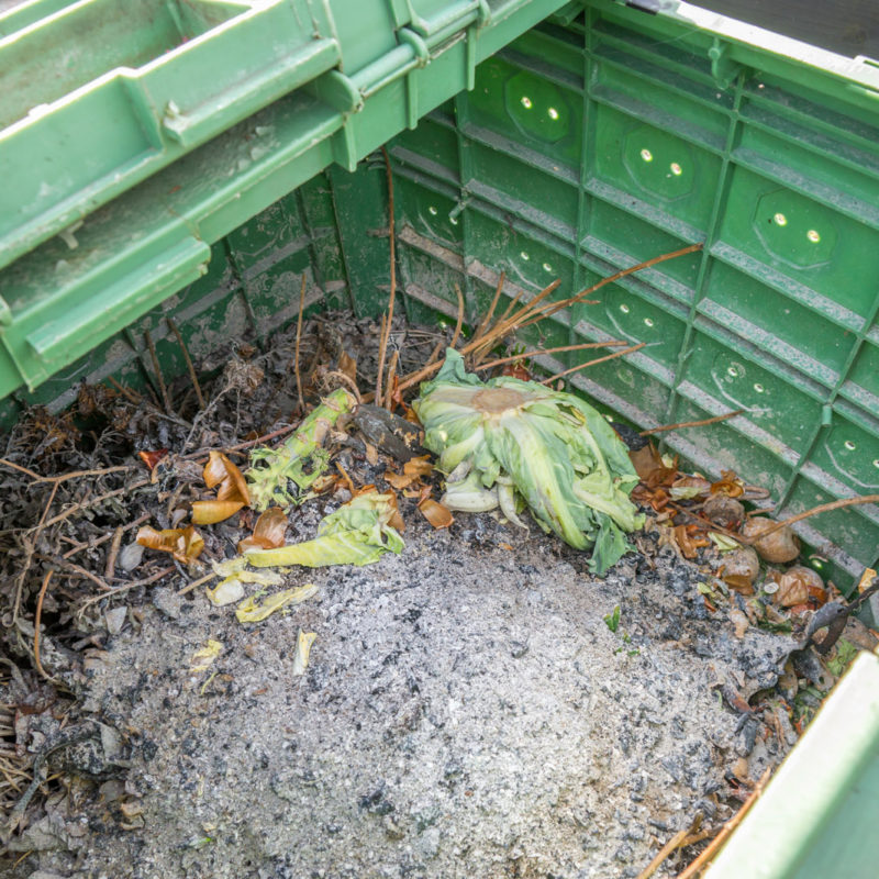 Plastové kompostéry jsou také oblíbeným řešením povinnosti třídit bioodpad. Popel je možné kompostovat pouze pokud topíme jen dřevem.