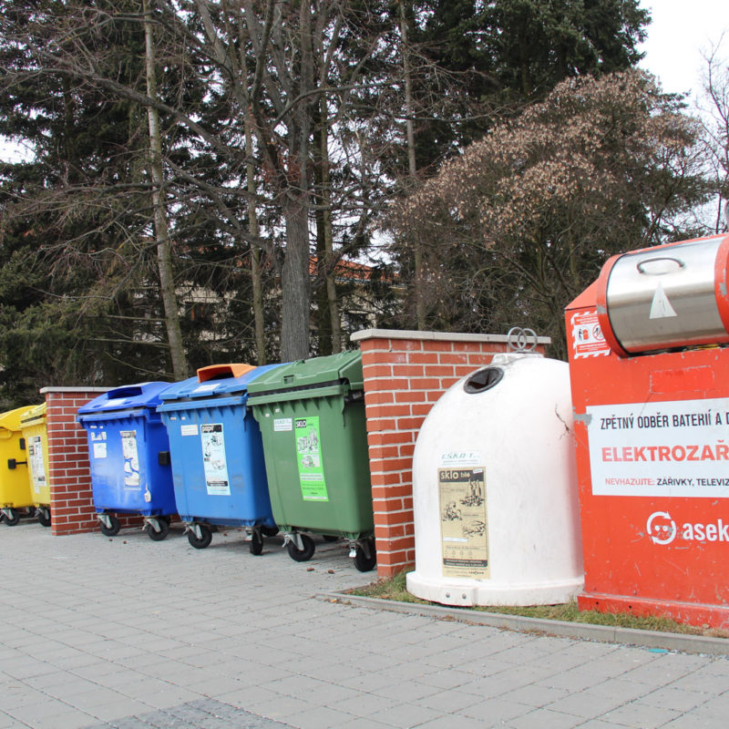 Třídění elektroodpadu je na většině území ČR vyhrazena červená barva kontejneru.