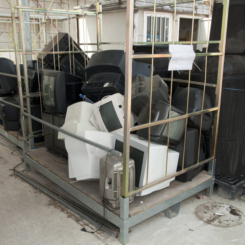 V zázemí obchodů jsou elektrospotřebiče skladovány před předáním odborným firmám k recyklaci.