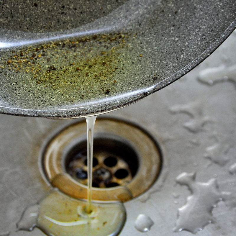 V kanalizaci vytváří nahromaděné sražené oleje nánosy, které snižují průtok a mohou odpadní potrubí i zcela zacpat.