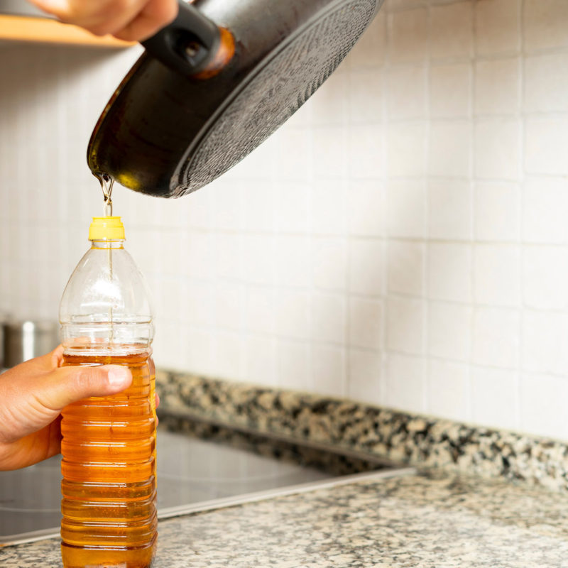 Olej po smažení bychom měli nejlépe nalít do prázdné lahve od oleje a s ní jej vhodit do příslušné popelnice.