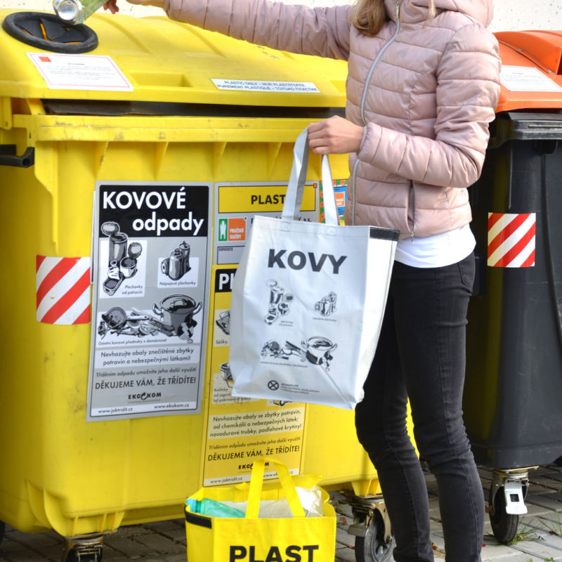 Aby nemusely obce pořizovat speciální nádoby a zajišťovat samostatný svoz kovů, bývají často kovové obaly sbírány společně s plasty.