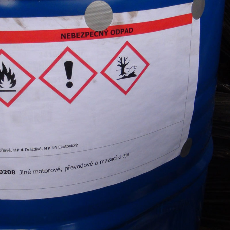 Označení nádoby pro sběr konkrétního druhu nebezpečného odpadu identifikačním štítkem je povinné.