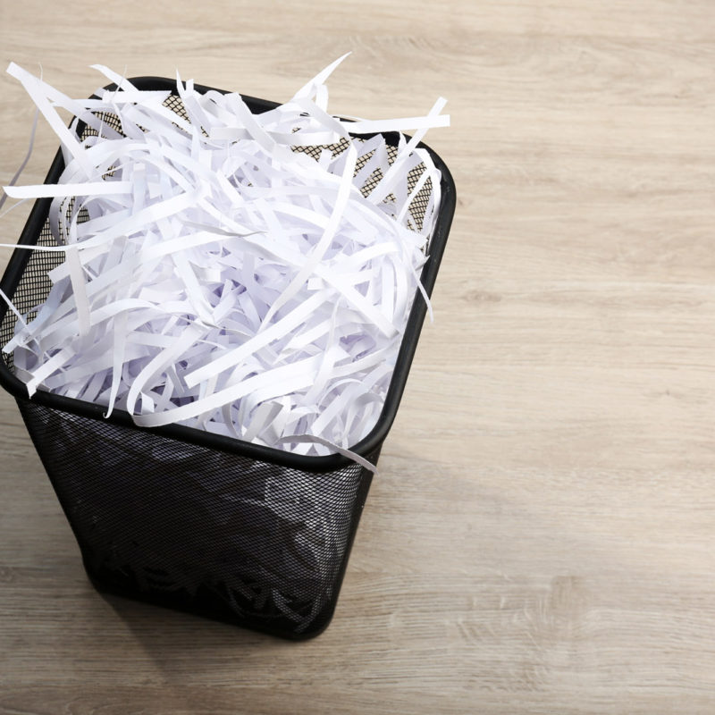 V kancelářích je vhodné mít nádobu na papír u každého pracovního místa. Skartovaný papír můžeme bez obav také vytřídit.