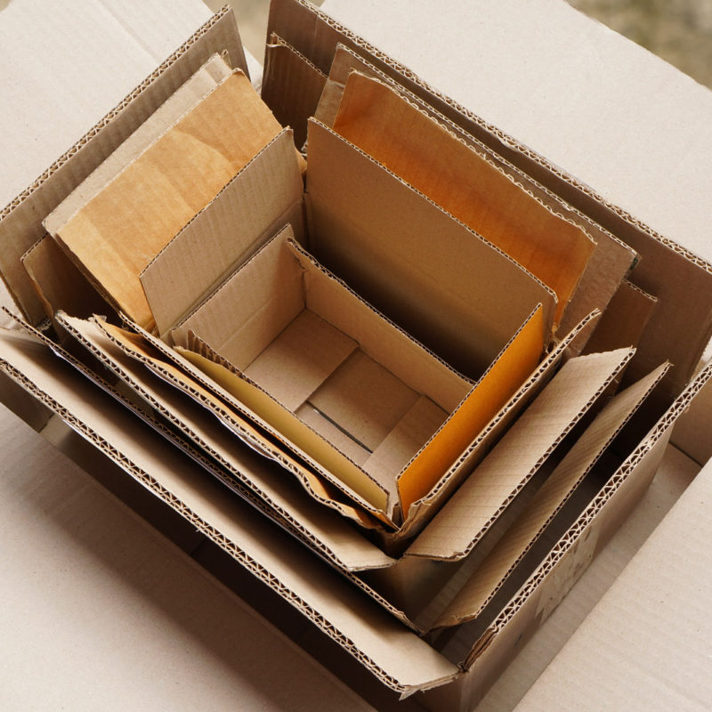 Papírové krabice můžeme skladovat také v sobě a tím ušetříme velké množství místa. Krabice můžeme v případě potřeby i opětovně použít.
