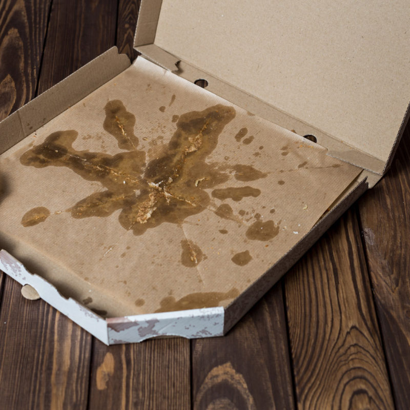 Tato krabice od pizzy je znečištěna silně a proto její spodní část vytřídit nelze. Pokud je víko čisté, můžeme jej odtrhnout a do papíru vytřídit. To samé platí pro lehce znečištěné krabice od pizzy.
