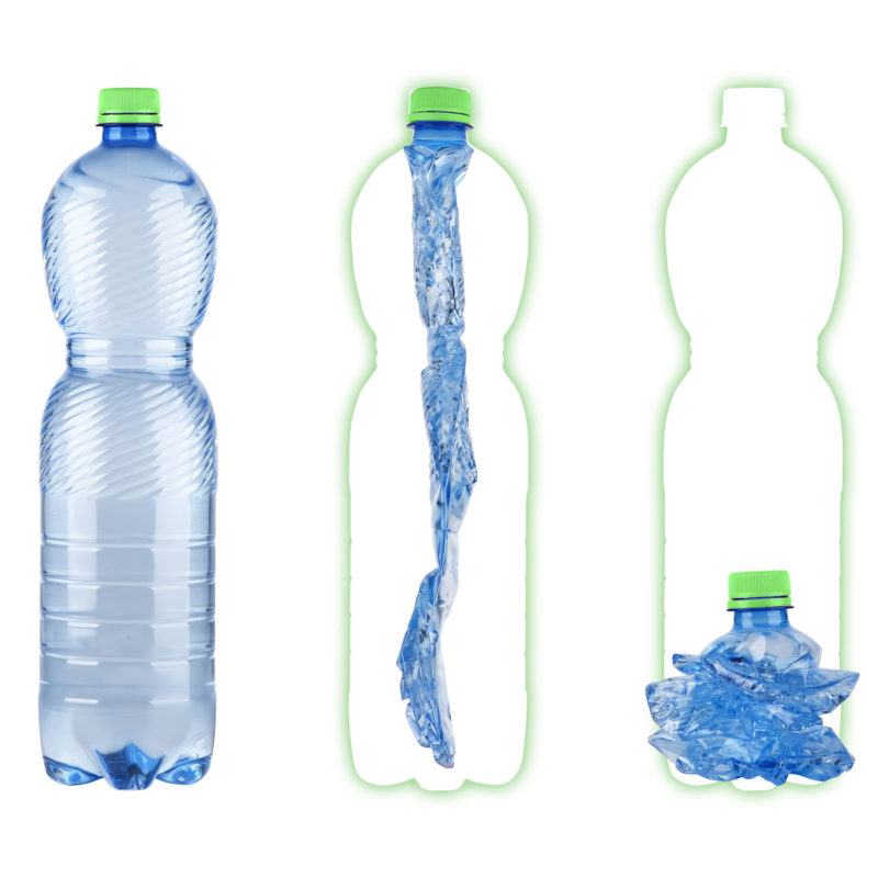 Před vyhozením bychom měli PET lahve zmáčknout nebo sešlápnout, aby nezabíraly příliš místa v koši a následně v kontejneru.