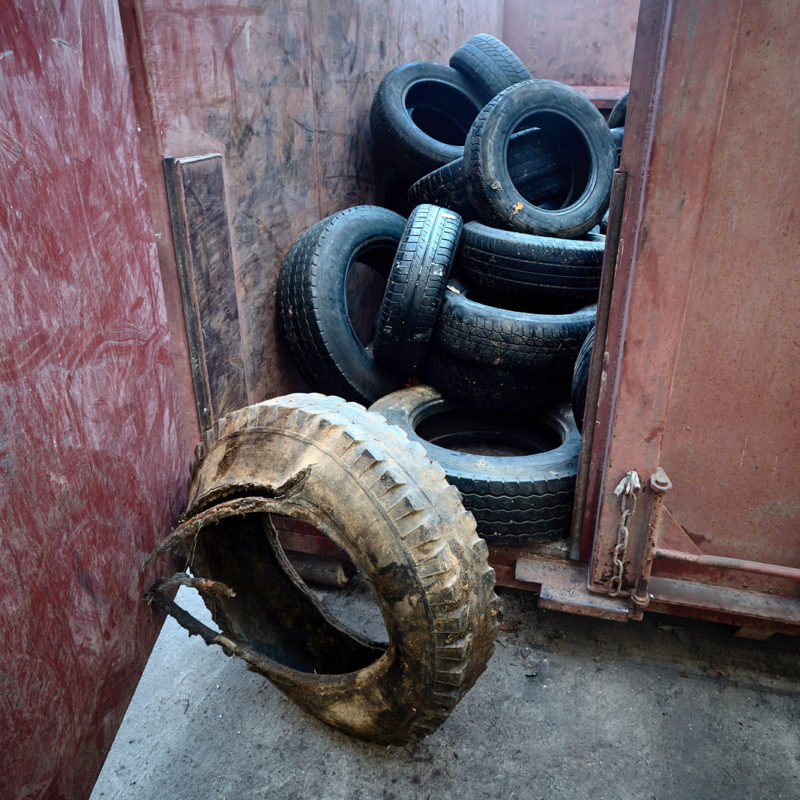 Pneumatiky jsou ukázkou odpadu z dopravy. Mají řadu využití, od protektorování (opakované použití), recyklaci, výrobu cementu, nebo výstavbu konstrukčních vrstev skládek. 