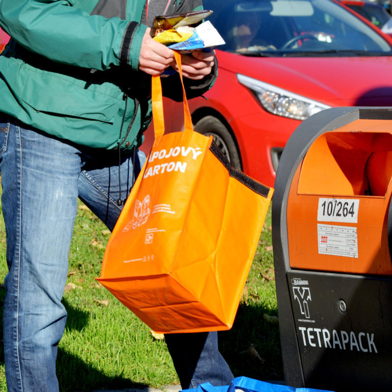 Se sběrem nápojových kartonů se v ČR pojí oranžová barva. Speciální kontejnery na nápojové kartony mají často oranžová víka.