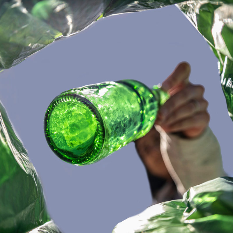 Barevné sklo v ČR třídíme obvykle do zelených kontejnerů.