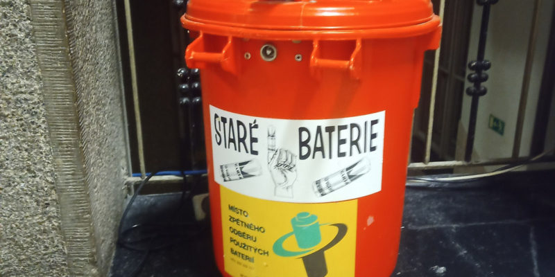 V řadě škol jsou sbírány baterie do samostatných nádob a žáci je tam mohou z domova přinést.